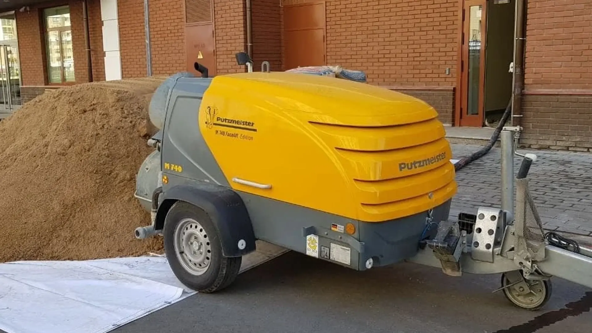 semi-dry floor screed